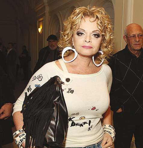 Лариса Долина долго на празднике не задержалась, но юбиляра, конечно же, поздравила, а еще успела порадовать мужчин своей короткой юбкой. Фото: Геннадий Авраменко. Лариса Долина долго на празднике не задержалась, но юбиляра, конечно же, поздравила, а еще успела порадовать мужчин своей короткой юбкой. Фото: Геннадий Авраменко.