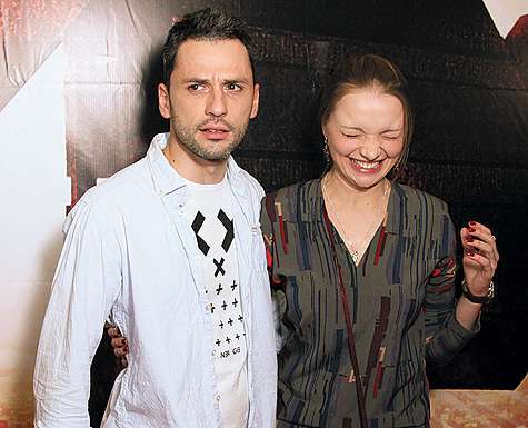 В последнее время актриса Катя Вилкова появляется на публике исключительно с режиссером Дмитрием Грачевым. Что там да как, точно неизвестно, но Катя, как мы видим, радостно жмурится. Надеемся, от счастья. Фото: Геннадий Авраменко.