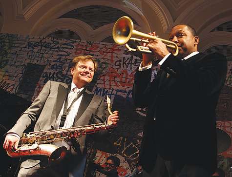 Игорь Бутман не только принимал подарки, но и сам подарил гостям свое совместное выступление с американцем Уинтоном Марсалисом. Фото: Геннадий Авраменко. Игорь Бутман не только принимал подарки, но и сам подарил гостям свое совместное выступление с американцем Уинтоном Марсалисом. Фото: Геннадий Авраменко.