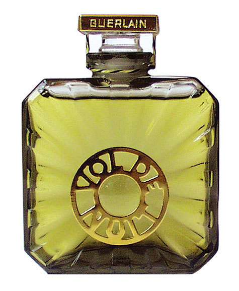 В 1933 году Дом Guerlain создал аромат Vol de Nuit. Этот парфюм – дань уважения писателю Антуану де Сент-Экзюпери и его роману «Ночной полет», прославляющему героизм французских летчиков. Парфюм тем не менее предназначен дамам, небоящимся рисковать. Внешн