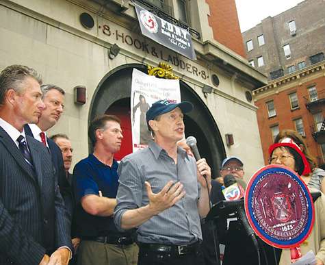 Летом этого года актер Стив Бушеми, работавший в прошлом пожарным, присоединился к митингу нью-йоркских пожарных, выступавших против закрытия части №8, в стенах которой в 1984 году снимался фильм «Охотники за привидениями».