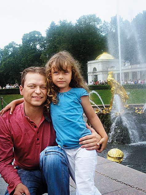 Анатолий обожает свою семилетнюю дочку Алису и любит с ней путешествовать.