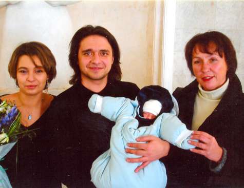 Выписка из роддома, 2007 год. Ксения с сыном Грантом, его папой Владленом и бабушкой Натальей Башмет.