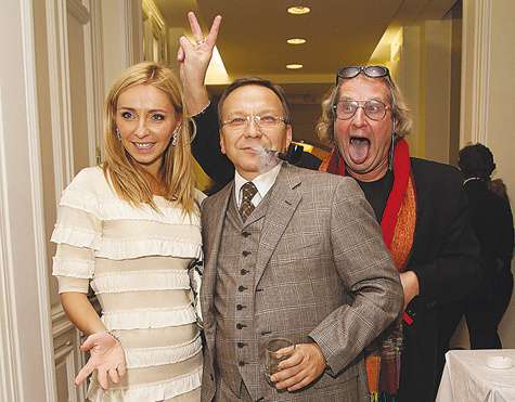 Планировалось, что в кадре будут два человека — Татьяна Навка и Игорь Угольников. Но проходивший мимо Андрей Житинкин решил приложить к съемке свою режиссерскую руку. И вот что получилось. Фото: Геннадий Авраменко. Планировалось, что в кадре будут два человека — Татьяна Навка и Игорь Угольников. Но проходивший мимо Андрей Житинкин решил приложить к съемке свою режиссерскую руку. И вот что получилось. Фото: Геннадий Авраменко.