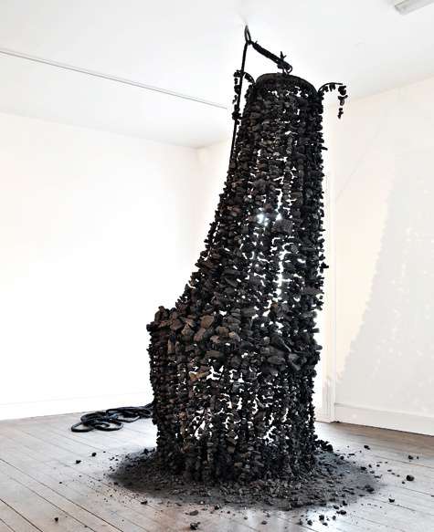 Инсталляция в виде мрачноватой люстры называется The Night Also Falls. При ее создании было использовано двести килограммов угля и обожженное дерево.
