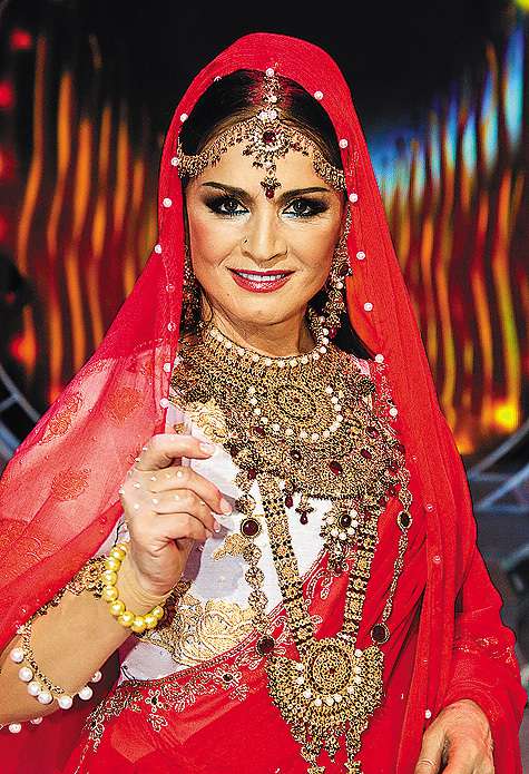 В Новый год российские звезды на НТВ предстанут в необычных образах. София Ротару наденет индийское сари.