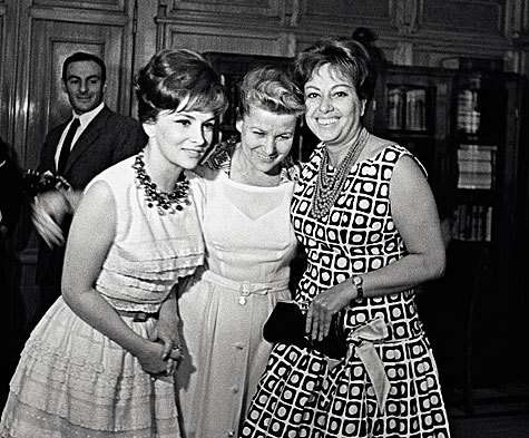 Екатерина Фурцева (в центре) с итальянскими актрисами Джиной Лоллобриджидой и Маризой Мерлини.