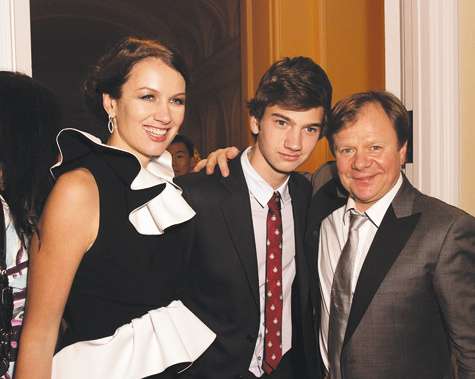 Самыми дорогими гостями юбиляра в этот вечер были, конечно же, жена Оксана и старший сын Данила. Младший Марк мирно спал дома, как и положено трехлетнему ребенку. Фото: Геннадий Авраменко. Самыми дорогими гостями юбиляра в этот вечер были, конечно же, жена Оксана и старший сын Данила. Младший Марк мирно спал дома, как и положено трехлетнему ребенку. Фото: Геннадий Авраменко.