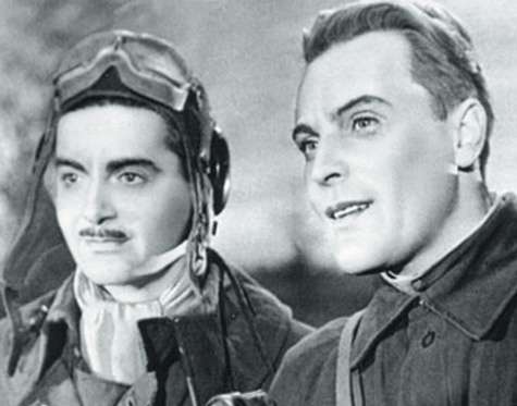 Французского летчика Лярошеля сыграл будущий основатель Таганки Юрий Любимов (на фото: слева). А советского авиатора Крошкина — будущая звезда Малого театра Виталий Доронин (на фото: справа).