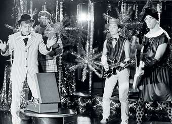 Один из самых запоминающихся дуэтов «Веселых ребят» — Александр Буйнов и Алексей Глызин. Именно они создали такие шлягеры, как «Тетя» и «Бродячие артисты». Кстати, на последней песне Буйнов впервые в истории советской эстрады выходил на сцену в женско