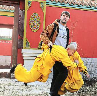 За кадром начинающий мастер кунг-фу обращался с китайскими актерами более дружелюбно.