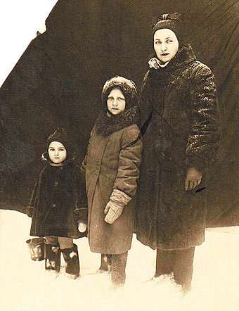 И. Томова с мамой и сестренкой.