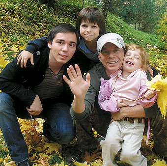 Олег Газманов примерный семьянин и счастливый отец троих детей. Старший сын Родион, 11-летний Филипп и 5-летняя Марианна уже давно знают, где у папы слабые места.