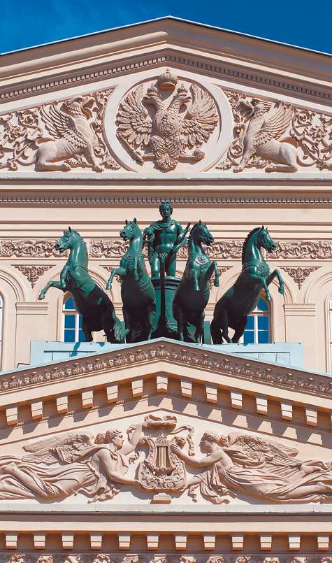 Клодт добился, чтобы, вопреки всем архитектурным традициям, его конную скульптуру выдвинули на самый край крыши.