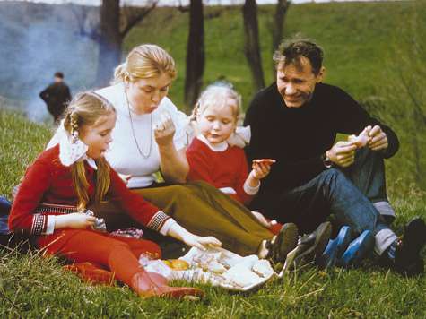 1974 год. Василий Шукшин и Лидия Федосеева вместе с дочерьми Олей и Машей на пикнике.