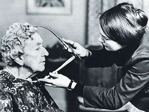 1972 год. Сотрудник Музея мадам Тюссо снимает мерки с Агаты Кристи для того, чтобы сделать ее восковую фигуру.