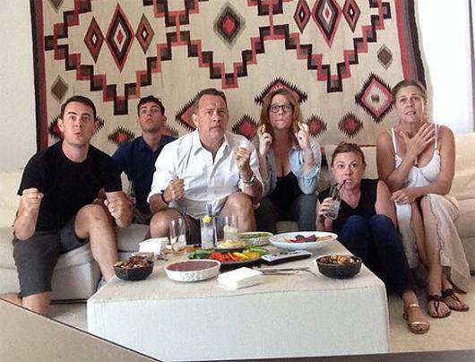Том Хэнкс и его семья смотрят чемпионат мира по футболу. Фото: Twitter.com/@RitaWilson.