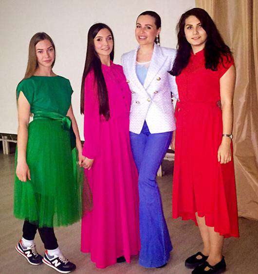 Юля Михалкова подарит школьницам платья на выпускной. Фото: материалы пресс-служб.
