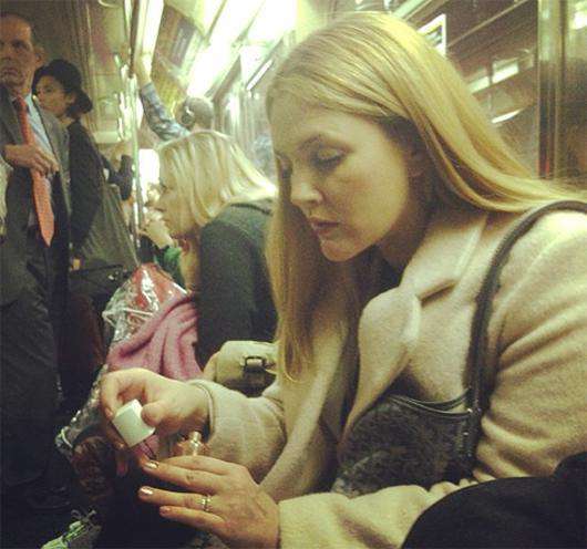Дрю Бэрримор делает маникюр в метро. Фото: Instagram.com/drewbarrymore.