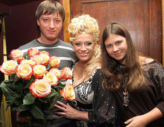 Наталия Гулькина с сыном и дочкой.