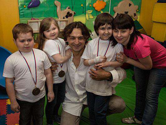 Александр Лазарев-младший с детьми.