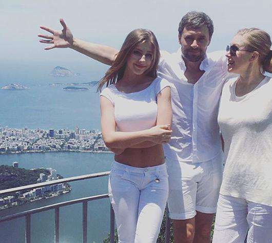 Лиза Арзамасова с друзьями в Рио-де-Жанейро. Фото: Instagram.com/liza_arzamasova.