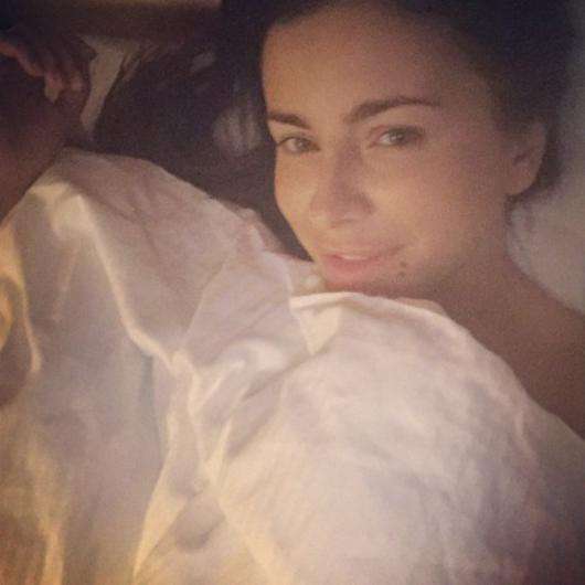 Ани Лорак сделала селфи в постели. Фото: социальные сети.