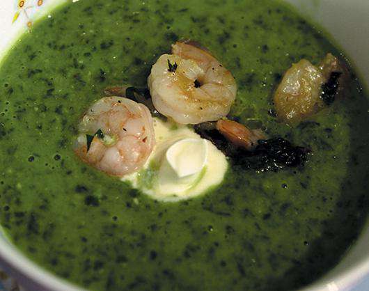 Зеленый суп с креветками.