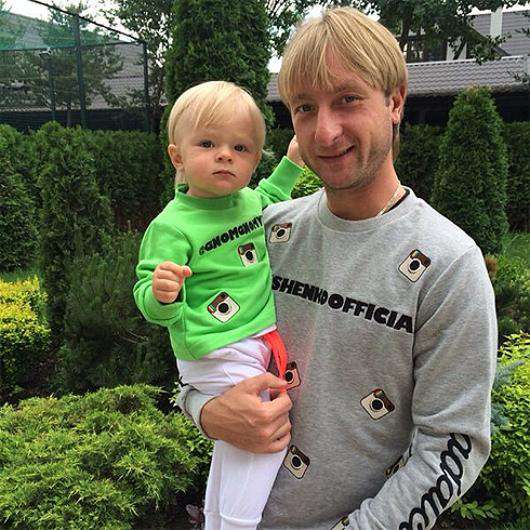 Евгений Плющенко с сыном. Фото: Instagram.com/plushenkoofficial.