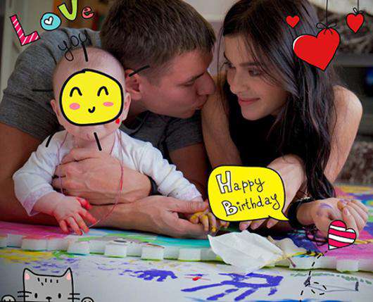 Елена Темникова, Дмитрий Сергеев и 6-месячная Александра на фоне собственной картины. Фото: Instagram.com/lenatemnikovaofficial.