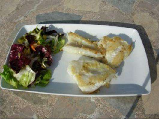 Жареная рыба с салатом.