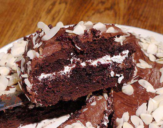 Шоколадный пирог с миндальными хлопьями.