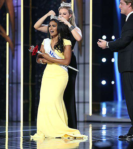 Вручение короны Нине Давулури. Фото: www.missamerica.org.