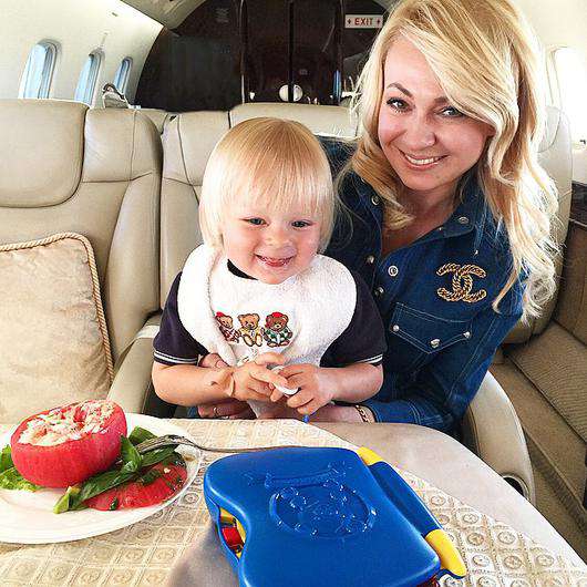 Яна и маленький Саша весело проводили время уже на борту по пути в Париж. Фото: социальные сети