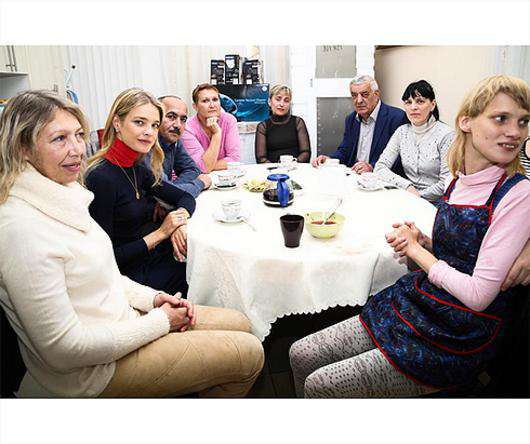 Наталья Водянова и ее сестра Оксана на чаепитие с владельцами кафе «Фламинго». Фото: Instagram.com/natasupernova.