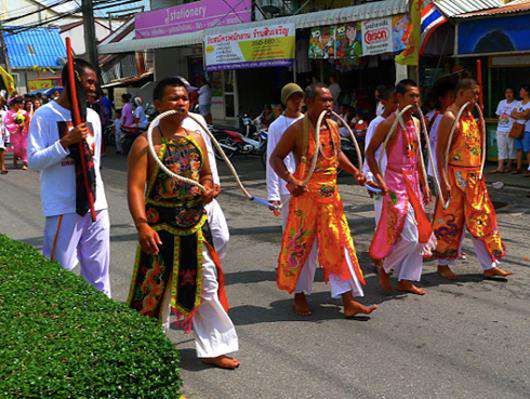 По всему острову в дни Вегетарианского фестиваля проходят удивительные шествия.