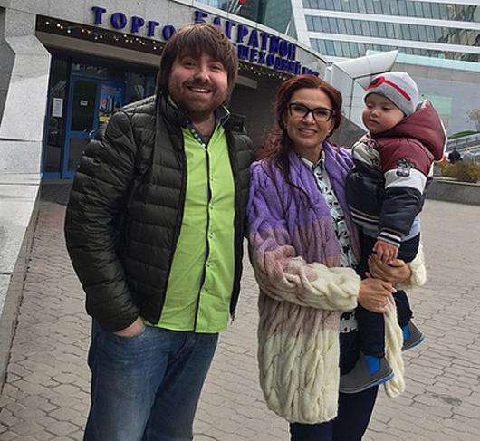 Эвелина Бледанс с мужем и сыном. Фото: Instagram.com/bledans.