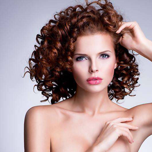 Как правильно ухаживать за вьющимися волосами? Фото: Lori.ru.