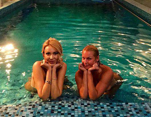 Именно из-за этой фотографии разгорелся очередной скандал. Анастасия Волочкова с подругой Евгенией Машко в бассейне. Фото: Instagram.com/volochkova_art.