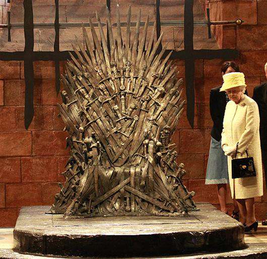 Елизавета II на съемочной площадке сериала «Игра престолов». Фото: Associated Press. 