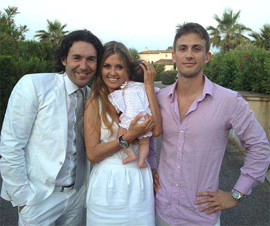 Виктория Боня со своей семьей и Андреем Малаховым. Фото: Twitter.com.