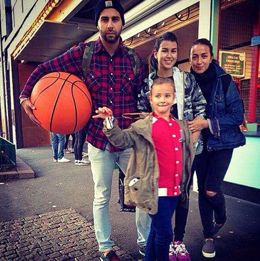 Иван Ургант с женой Натальей и дочерьми год назад. Фото: Instagram.com/urgantcom.