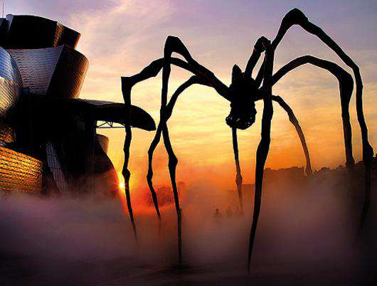 Зловещая фигура паука выглядит особенно эффектно на закате солнца. Фото: Екатерина Пряник.