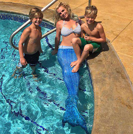 Бритни Спирс примерила хвост русалки на радость своим сыновьям. Фото: Instagram.com/britneyspears.