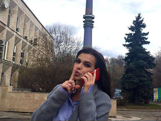 Елена Темникова сегодня впервые покинула дочь, отправившись по делам. Фото: Instagram.com/lenatemnikovaofficial.