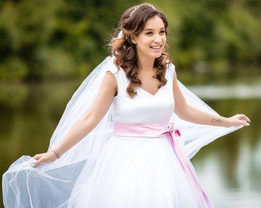 Виктория Дайнеко снялась в новом клипе в собственном свадебном платье. Фото: Вероника Лобанова, Андрей Журавлев.