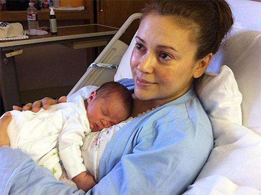 Незадолго до вторых родов Алисса Милано показала снимок с новорожденным сыном. Фото: Twitter.com/@Alyssa_Milano.