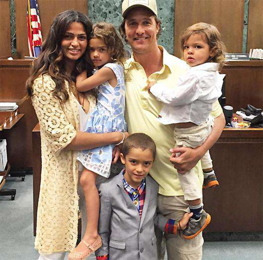 За американским паспортом Камила Алвес пришла с мужем Мэтью Макконахью и тремя детьми. Фото: Instagram.com/iamcamilaalves.