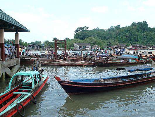 С этого причала в тайском городе Ранонг отходят лодки в соседнюю Мьянму.