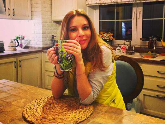 Nataliapodolskaya: «Я, моя чашка, моя салфетка, моя занавеска и мой Вовка». Фото: социальные сети